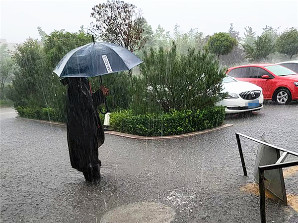 為防止出現(xiàn)事故，指揮過(guò)往車輛避讓下水口井蓋
